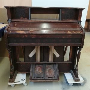 Harmonium vor der Restaurierung